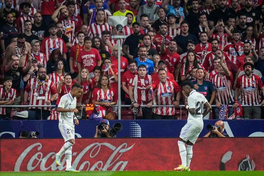 Rodrygo e Vinícius Jr. comemoram após gola marcado pelo Real Madrid neste domingo