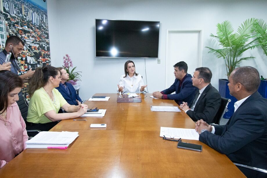 De forma transparente e pública, a prefeita Adriane Lopes se reuniu hoje com Ministério Público e Tribunal de Contas para apresentar a atualização da Lei