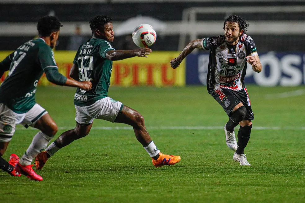 Fernando Neto em jogo contra o Guarani.