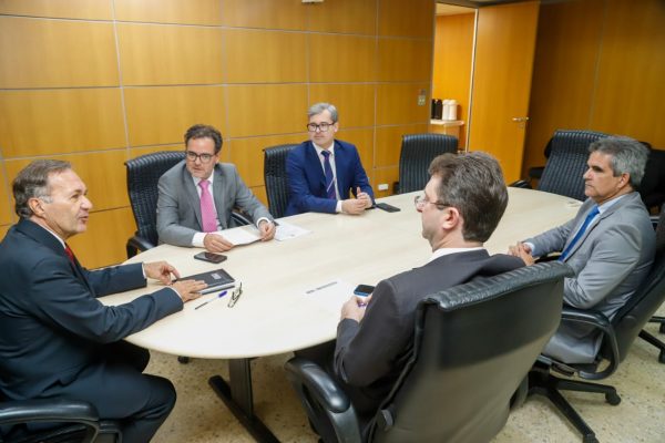 O presidente da OAB/MS, Bitto Pereira, com o secretário-geral, Luiz Renê Gonçalves do Amaral, se reuniram com o Corregedor-Geral do TJMS, Desembargador Luiz Tadeu Barbosa Silva, e com os juízes Renato Liberali e César Marques
