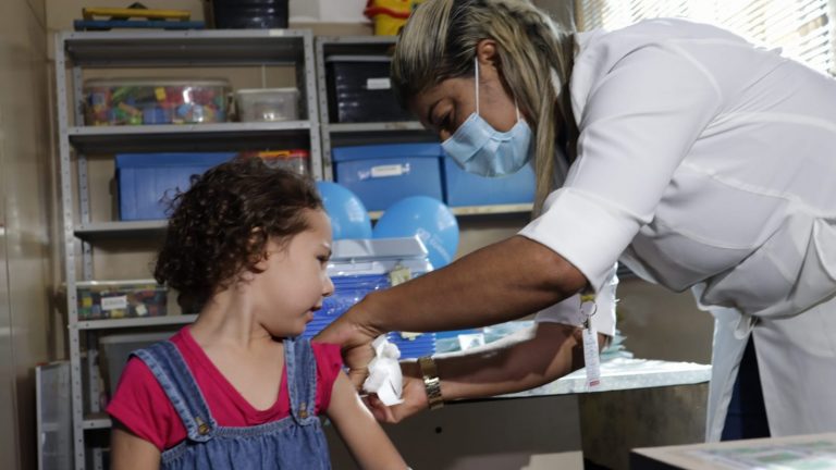 A vacinação irá acontecer a partir das 7h30, se estendendo até 17h sem interrupções para o almoço