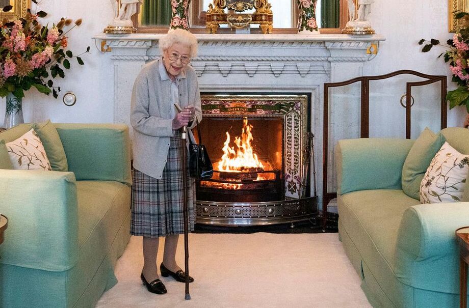 A rainha Elizabeth II foi colocada sob cuidados médicos no Palácio de Balmoral, informou a Casa Real britânica.