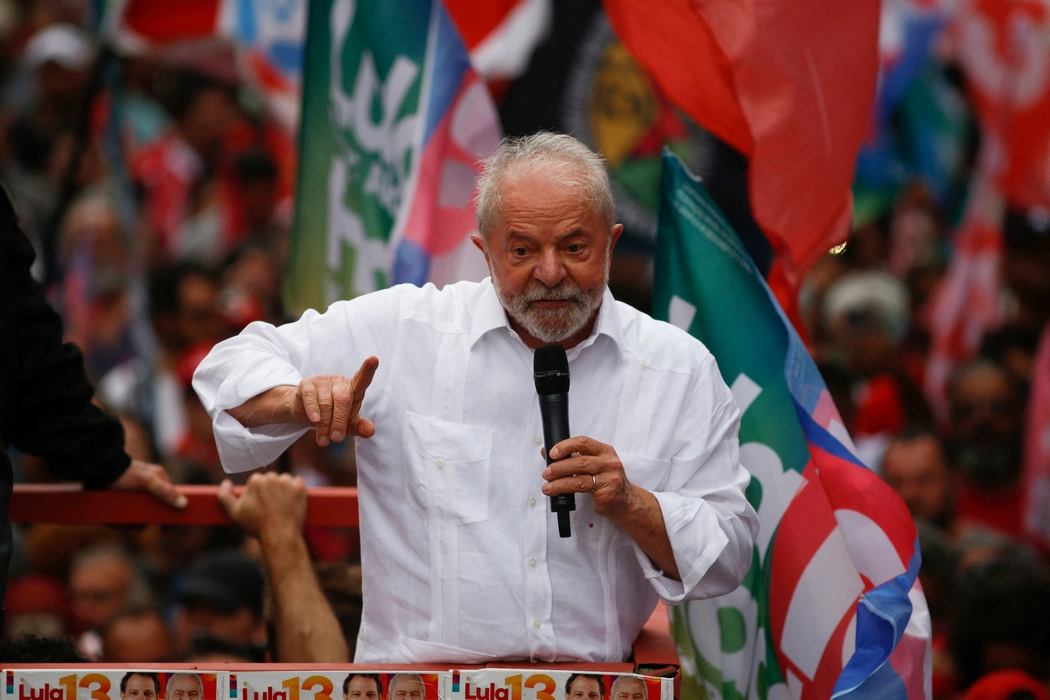 Lula: Bolsonaro briga com a Petrobras para que gasolina não aumente até o dia 30