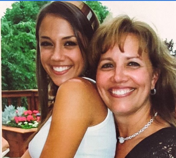 O que estava por trás do sorriso (da foto) é algo que até hoje tenho dificuldade em falar, começou Jana em seu relato, que postou como legenda de uma foto em que está ao lado de sua mãe