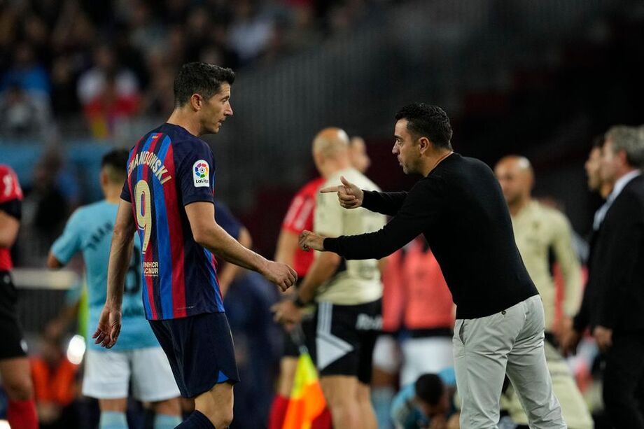 Com o triunfo, equipe comandada por Xavi ultrapassa o Real Madrid e assume a ponta do Campeonato Espanhol