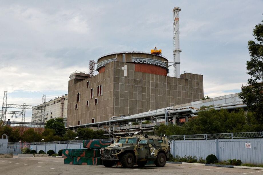 Blindado russo diante da Usina de Zaporizhzia, na Ucrânia, ocupada pela Rússia