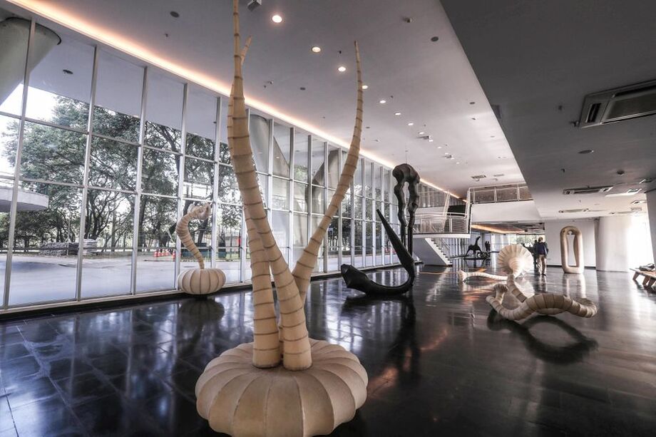 Peça de Angelo Venosa no hall de entrada do Museu de Arte Contemporânea do Ibirapuera, São Paulo