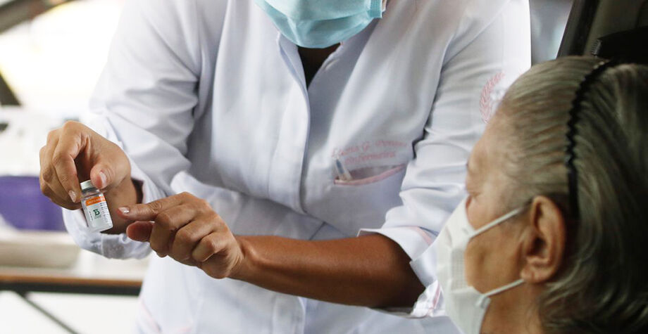 Idosa se vacinando contra a Covid-19