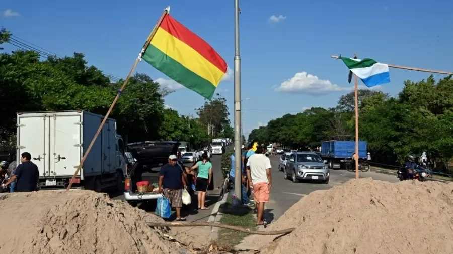 Organizações que apoiam o governo boliviano dão suporte à suspensão de exportação de certos alimentos em Santa Cruz, após greve de oposição ameaçar desabastecimento