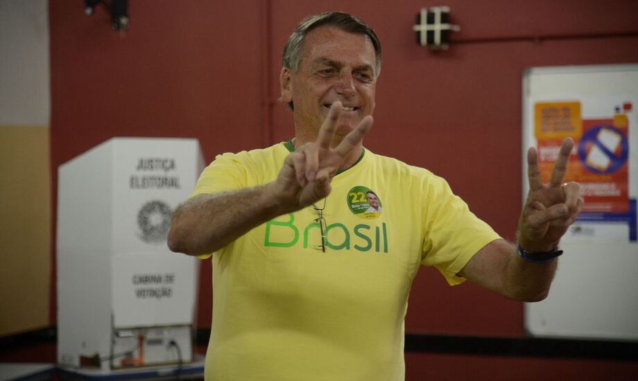 Bolsonaro foi o primeiro a votar em sua seção eleitoral, assim que o local abriu. Na saída, ele falou com a imprensa e fez um breve discurso no qual demonstrou confiança