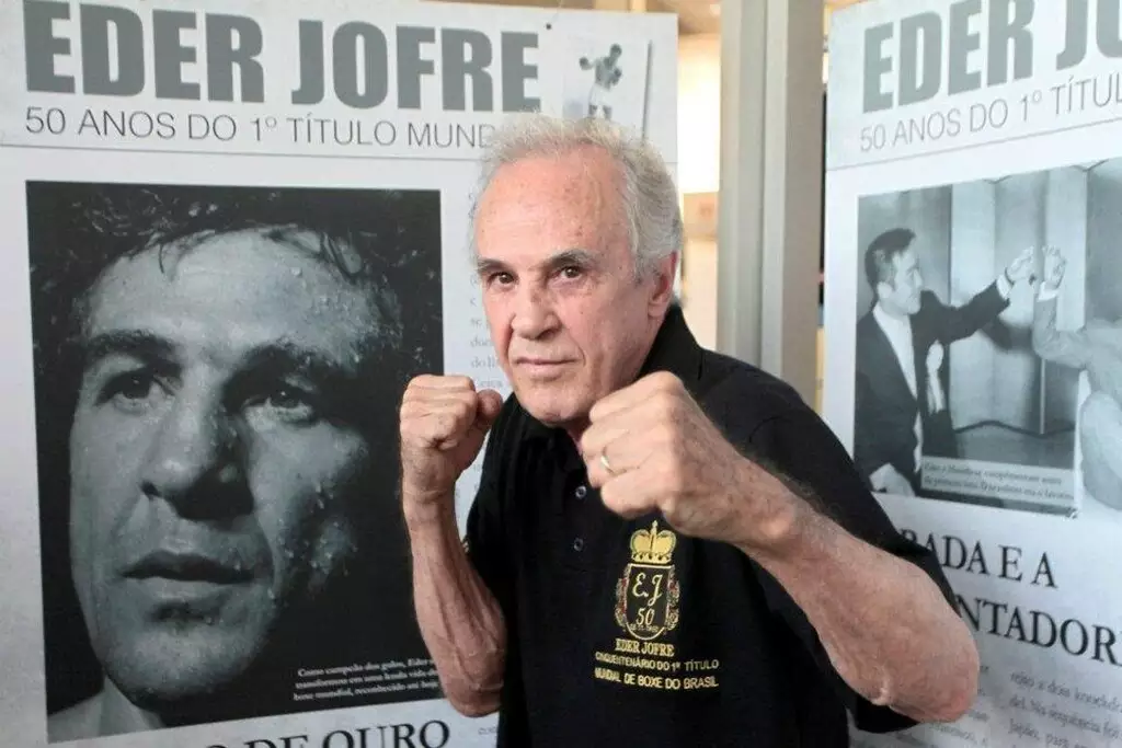 Éder Jofre com cartazes que relembram vitoriosa carreira.