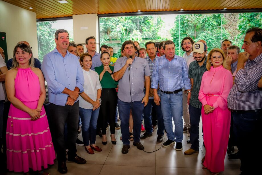 Presidente da Assomasul, Valdir Junior agradecendo ao apoio dos prefeitos ao governador eleito