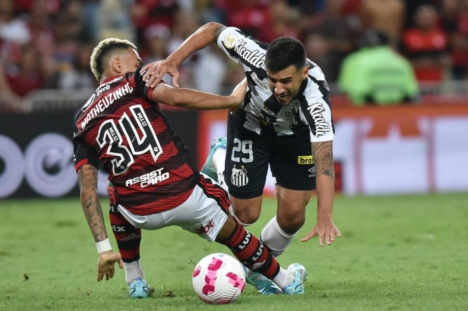Camacho sofre pênalti, mas arbitragem e VAR ignoram no Maracanã