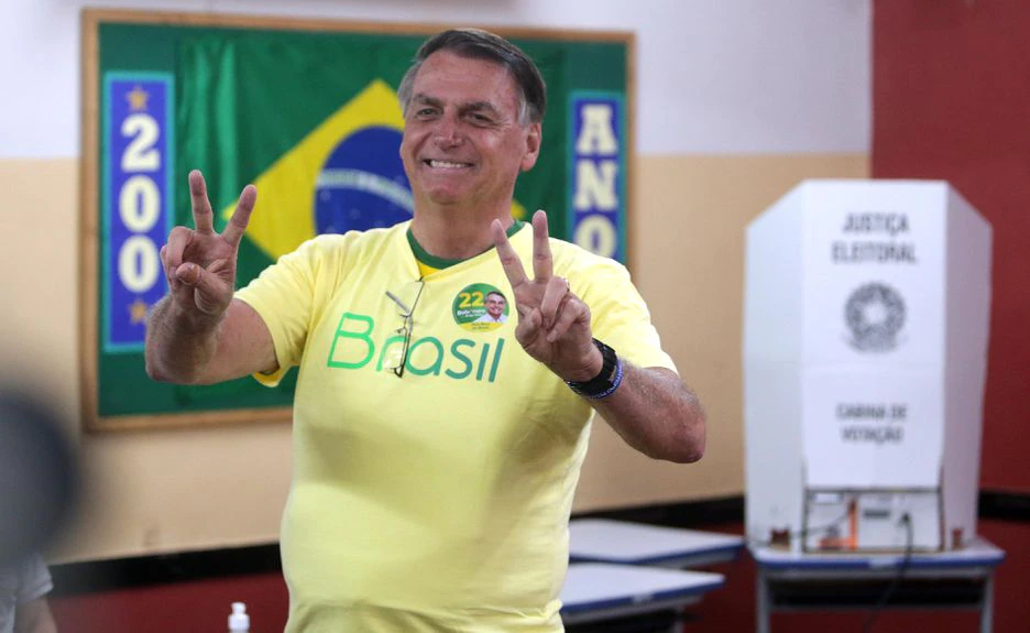 O presidente Jair Bolsonaro vota na Vila Militar na manhã deste domingo, 30, na zona oeste do Rio.