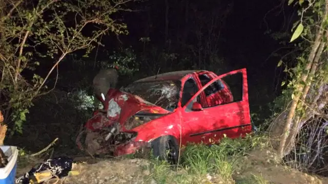 Carro onde família estava ficou destruído após acidente