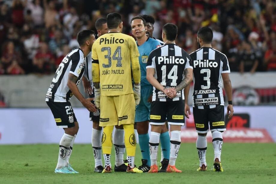 Árbitro André Luiz de Freitas Castro tem decisão questionada pelos jogadores do Santos