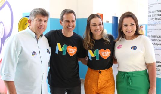 Marquinhos Trad e Adriane Lopes durante votação