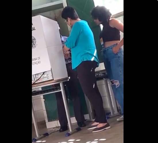 Ele também insinuou que a agente eleitoral poderia favorecê-lo se ele fosse negro ou homossexual