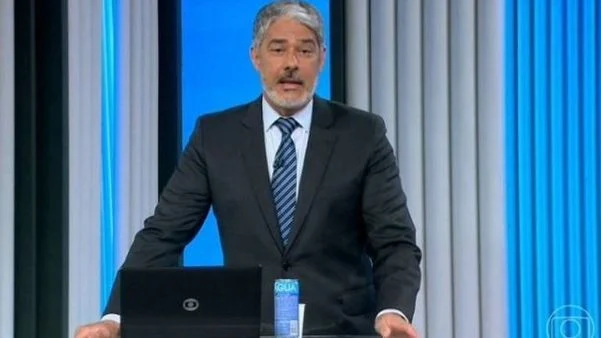 Bonner explica barulho de latinha durante apuração das eleições: 'É água'