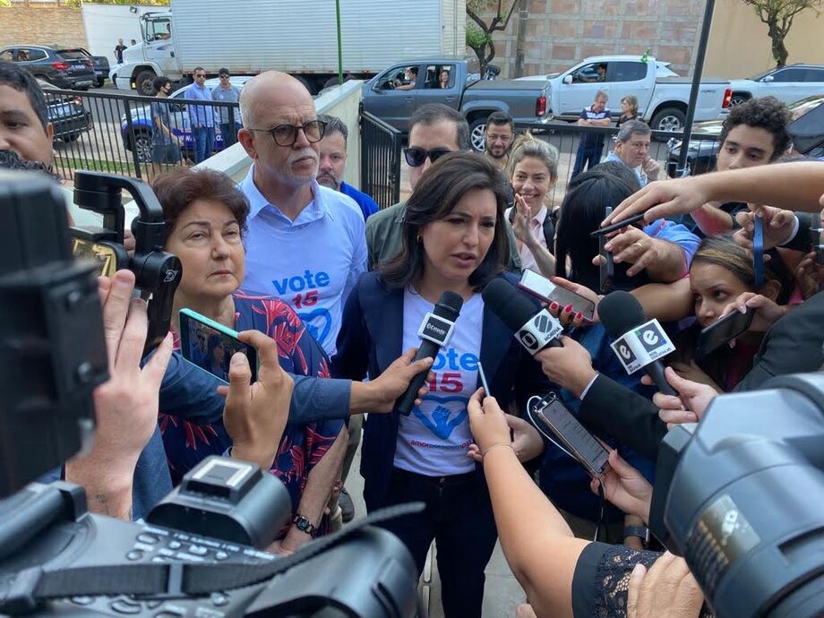 Simone vota em Campo Grande, diz acreditar no 2º turno e entrega manifesto pela paz ao TSE