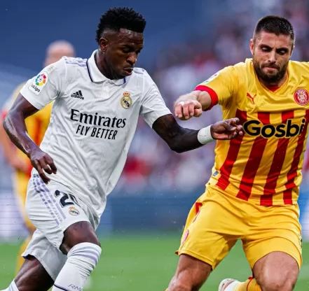 Vinícius Júnior disputa a bola em Real Madrid x Girona, pelo Campeonato Espanhol