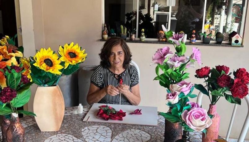 Dona Marlene fazendo seu trabalho
