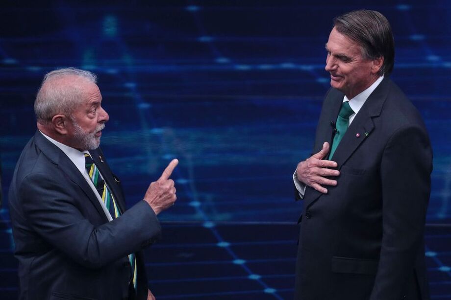 Ex-presidente Lula e o presidente Bolsonaro durante o primeiro debate do segundo turno na TV Bandeirantes