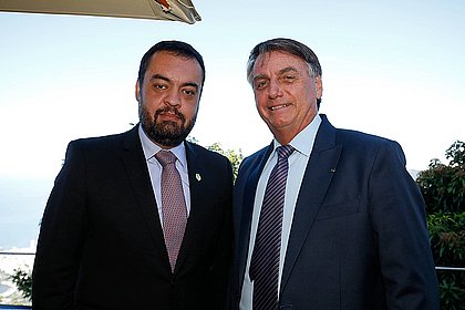 A estratégia de Bolsonaro, que começou a ser colocada em prática no dia seguinte ao primeiro turno, é tentar reduzir a vantagem do ex-presidente Luiz Inácio Lula da Silva (PT) nos Estados nordestinos, enquanto aposta na manutenção ou até na ampliação do a