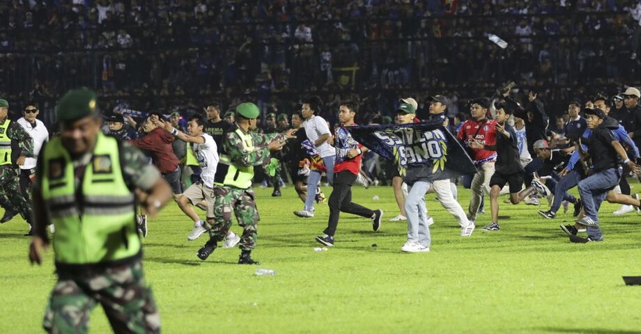 Os torcedores entram em campo durante o tumulto após a partida de futebol entre Arema x Persebaya, no Estádio Kanjuruhan, Malang, província de Java Oriental. Foto: Reuters