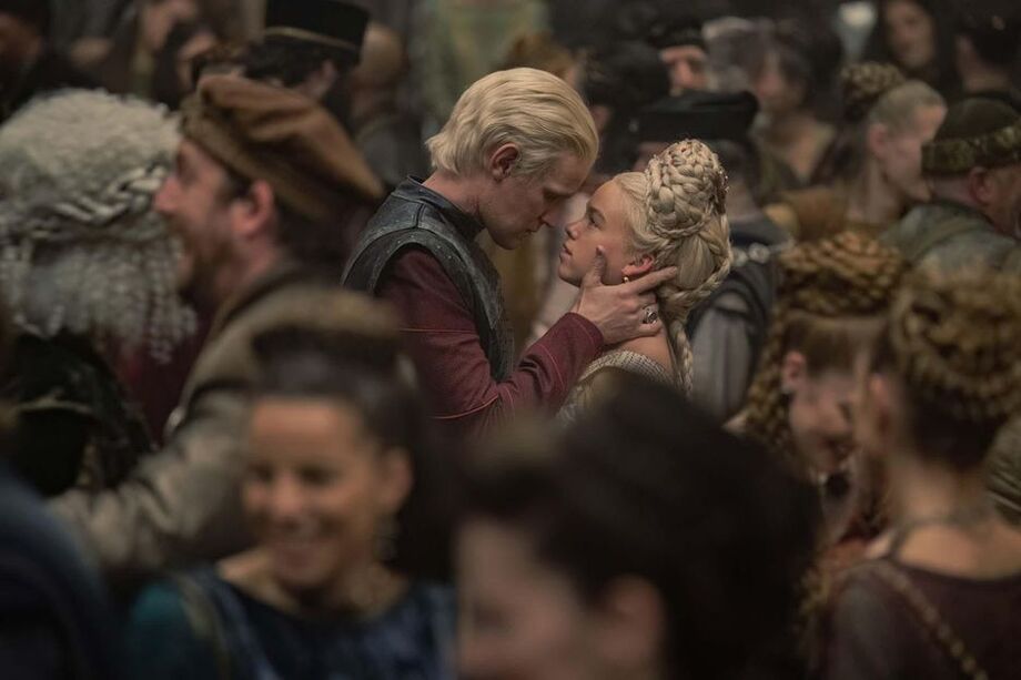 Matt Smith e Milly Alcock como Daemon Targaryen e a jovem Rhaenyra Targaryen em 'House of the Dragon
