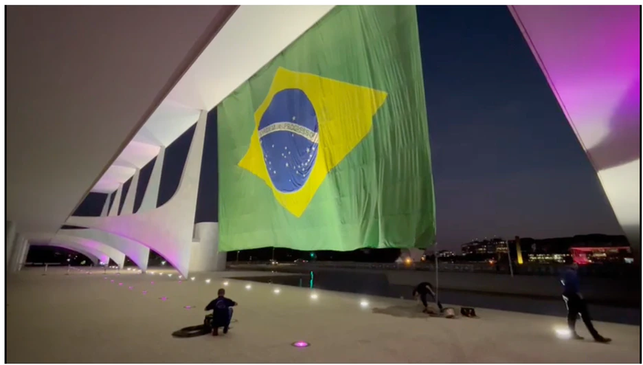Bandeira estendida no Planalto