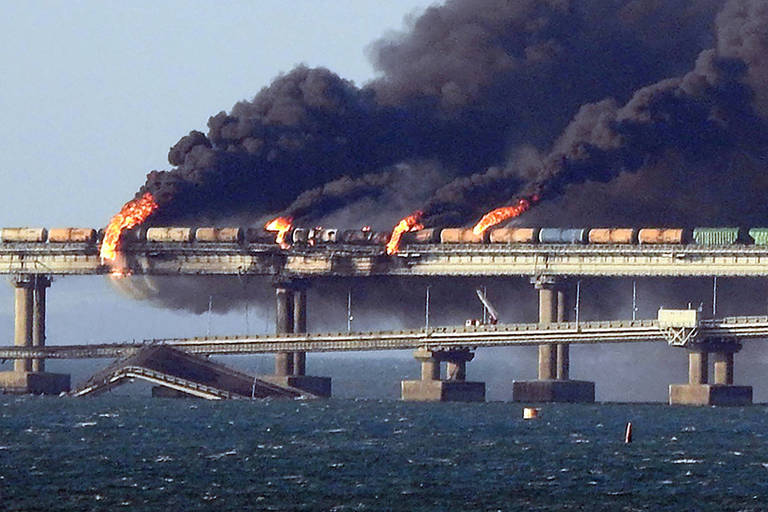 Explosão destrói parte da ponte que liga Rússia à Crimeia