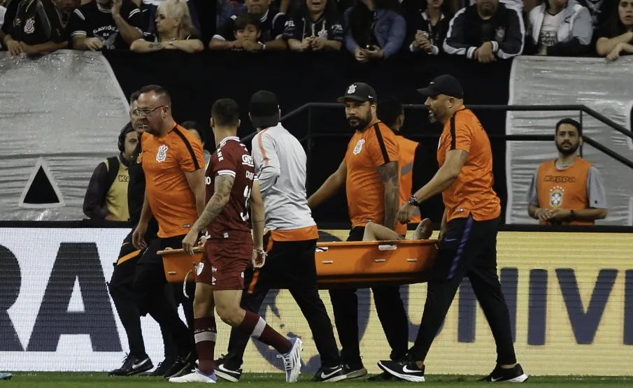 Gustavo Silva deixa o gramado com lesão no joelho