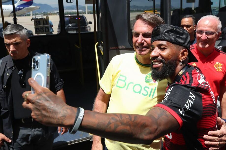 Jair Bolsonaro posa para foto com Rodinei