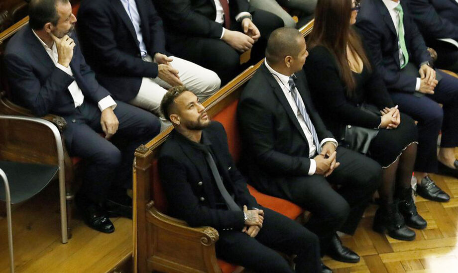 Neymar ficou pouco menos de duas horas no banco dos réus até ser dispensado de acompanhar primeiro dia de julgamento