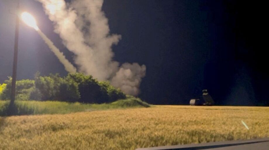 Imagem mostra disparo da artilharia Himars, enviada pelos Estados Unidos às forças militares da Ucrânia, no dia 24 de junho