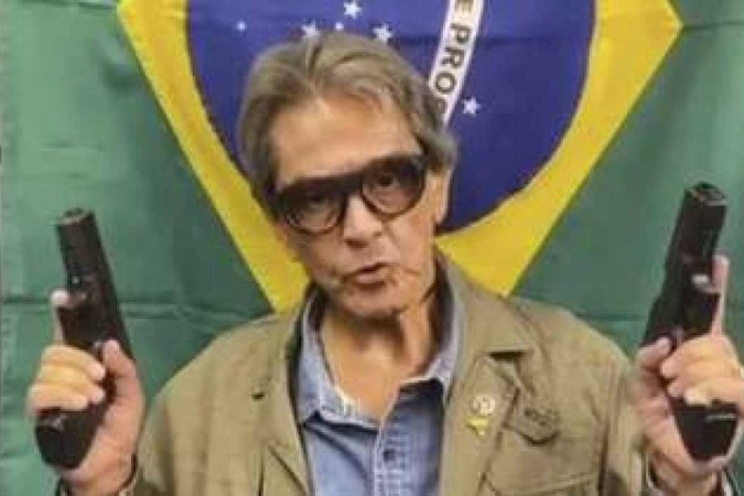 Roberto Jefferson ostentando armas