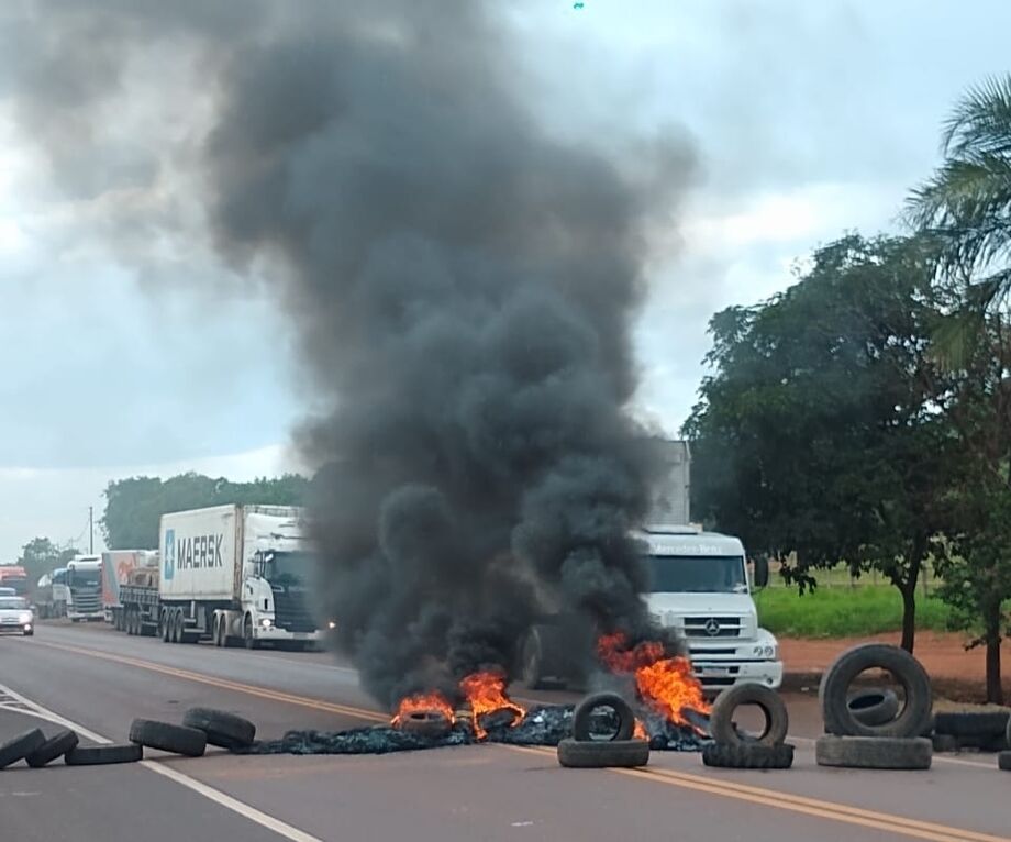 Rodovia BR-163 bloqueada desde a noite deste domingo.