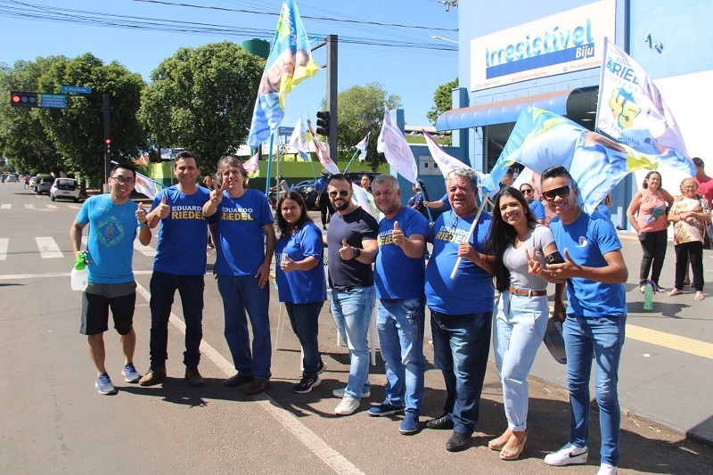 Caravina abraçou a campanha de Riedel neste segundo turno fazendo um grande adesivaço em Bataguassu, cidade que lhe deu uma votação histórica nos últimos anos para deputado estadual.