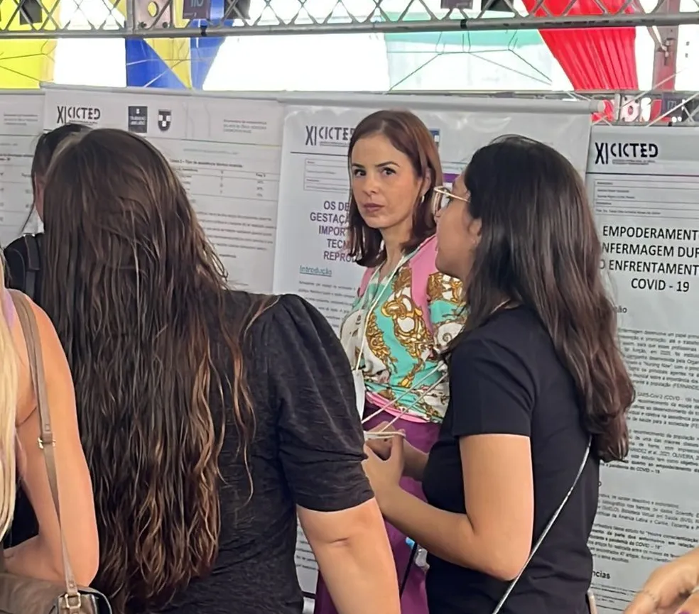 Suzane apresentando o trabalho