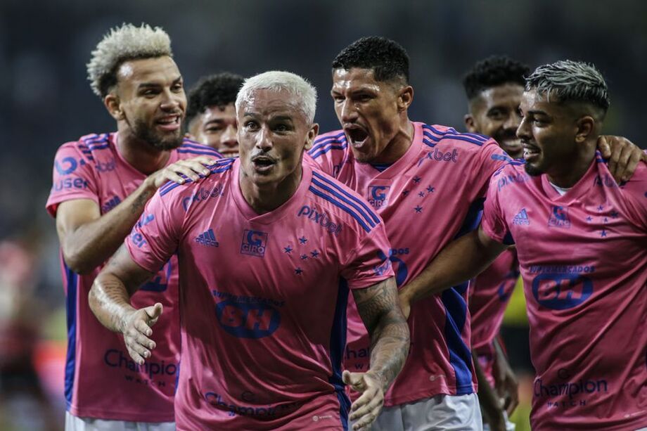 Apesar de resultado, torcida do Cruzeiro embalou festa de jogadores