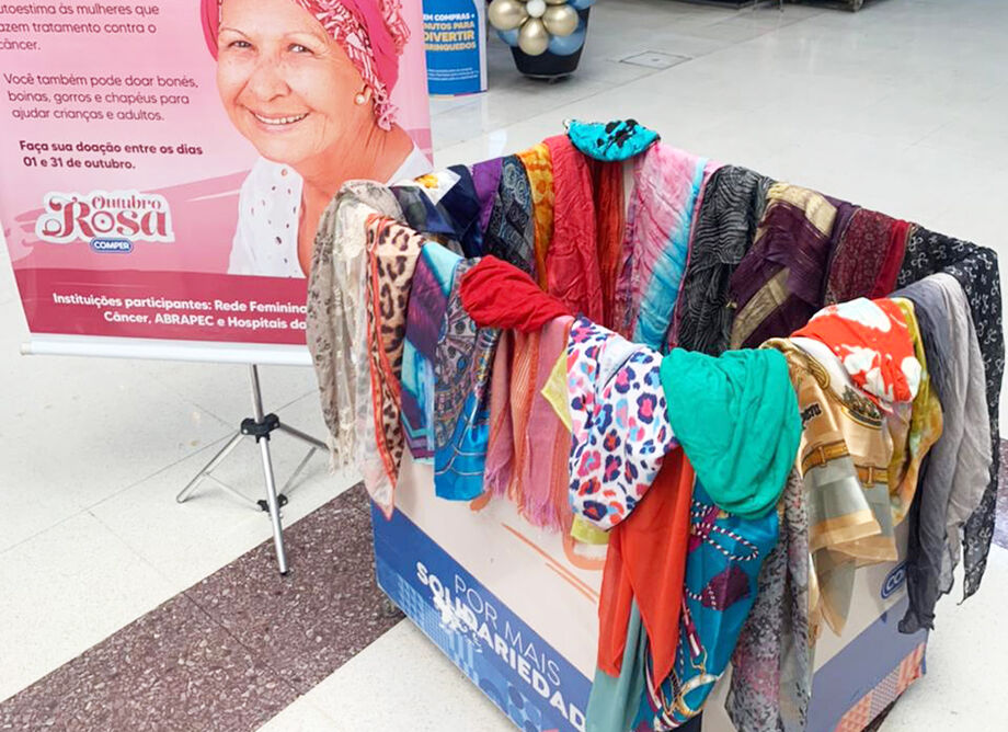 urante todo o mês de outubro, a rede de Supermercados Comper realiza a campanha Lenço Solidário