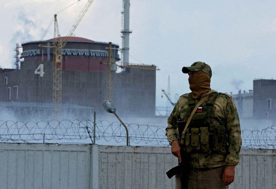 Militar ucraniano de guarda nos arredores da usina nuclear de Zaporizhzhia.