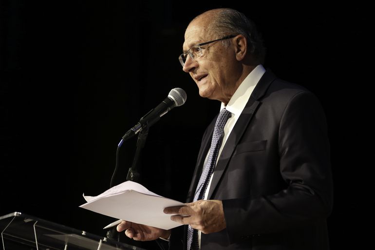 Transição será feita de forma 'democrática e tranquila', diz Alckmin