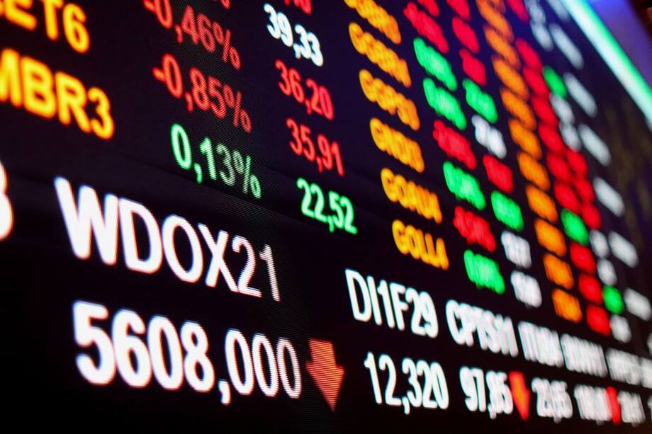 Ibovespa cai 1,57% e tem pior desempenho em mais de um mês com pressão de bancos e siderúrgicas.