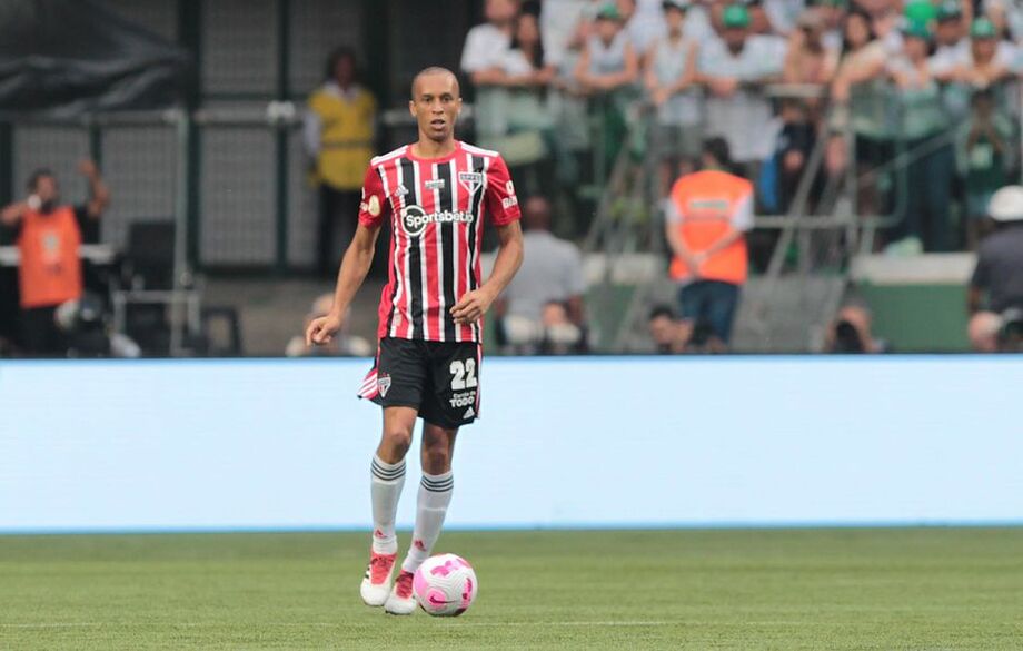 Miranda não é mais jogador do São Paulo. Pelas redes sociais, o zagueiro anunciou a sua saída do clube e o fim da segunda passagem pelo Morumbi