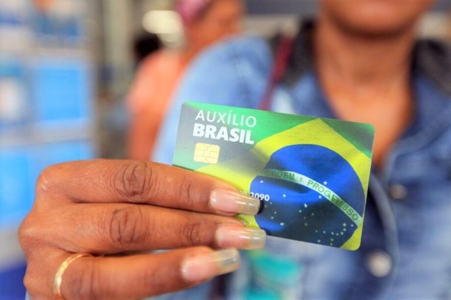 Lei aprovada em agosto prevê oferta do consignado a beneficiários do Auxílio Brasil