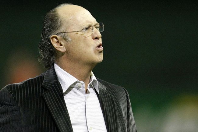 Santos anuncia a contratação de Paulo Roberto Falcão como coordenador esportivo