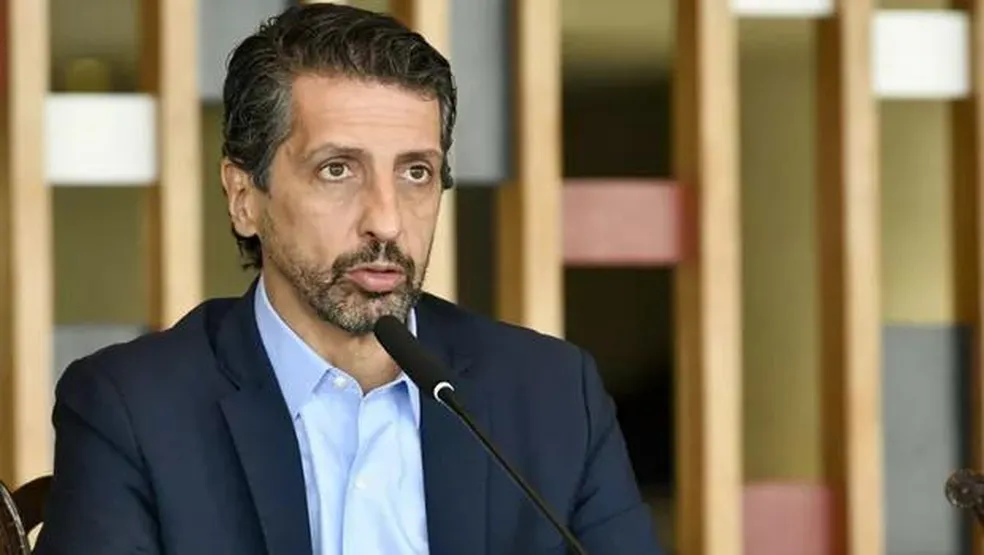 Ministro de Bolsonaro critica redução 'forçada' de gases e uso de jatinho