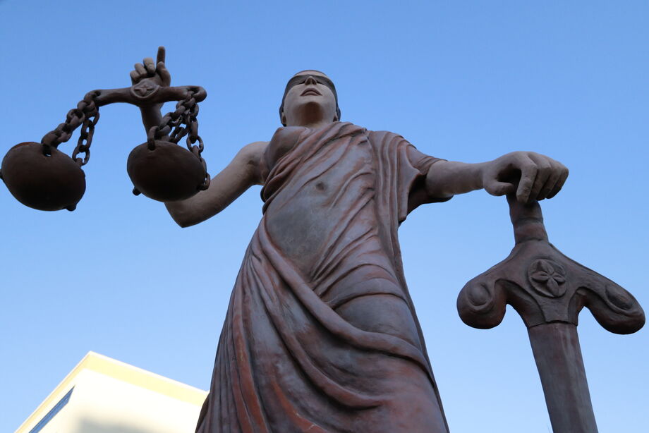 A estátua de concreto da deusa Thêmis está instalada há 22 anos na frente do Fórum de Campo Grande